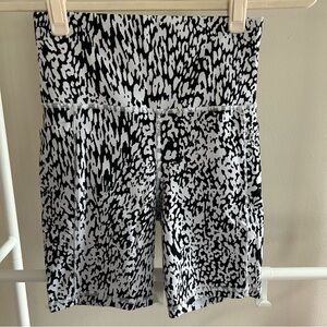 Athleta Salutation Stash Pocket II 7” Short Leopard Print Size XS